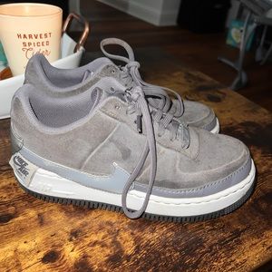 Nike Air Force 1 Jester Low Shoe - Gunsmoke Grey Suede